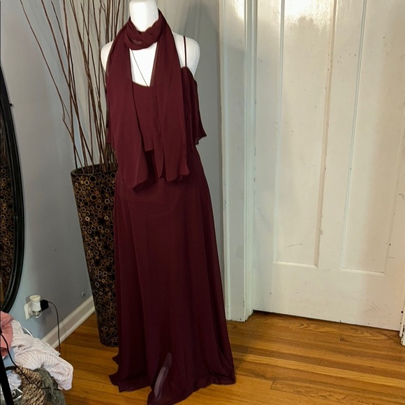 Elegant Burgundy Evening Gown - Picture 1 of 13
